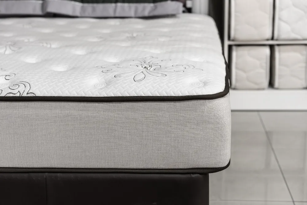 Matelas 140x190 posé sur un sommier dans une chambre moderne